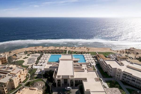 Luftaufnahme des Jaz Maraya Resorts mit Wasserpark und Meer im Hintergrund.
