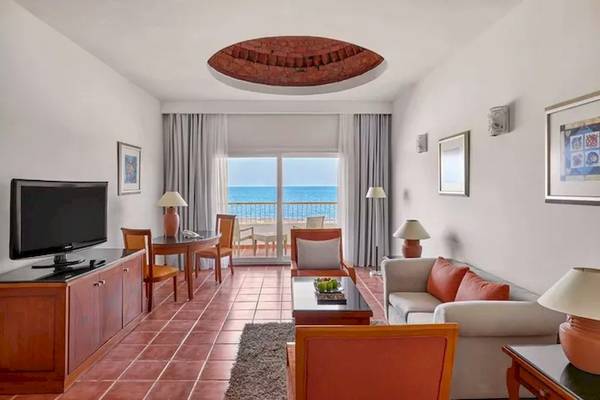 Innenansicht der Suite im JAZ Neo Reef Marsa Hotel mit Blick auf das Meer.