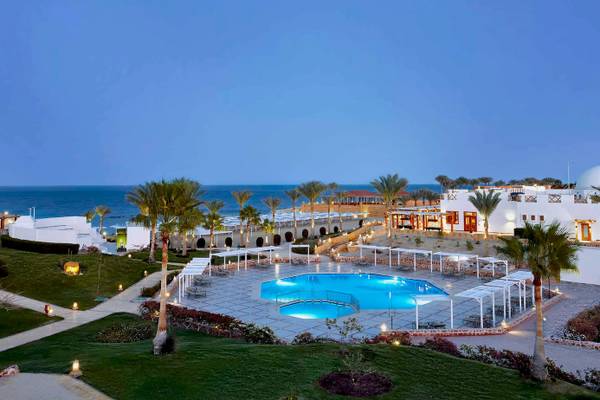 Jaz Neo Reef Marsa Alam Hotel mit Außenpool und Meerblick.