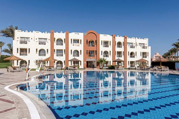 Außenbereich des Sunrise Royal Makadi Resort mit Swimmingpool und Hotelgebäude