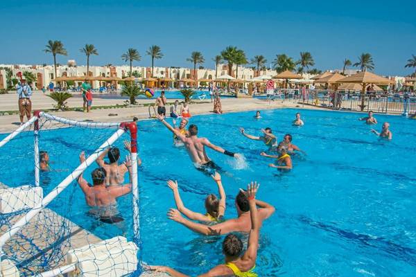 Schwimmbad-Volleyball im Sunrise Royal Makadi Resort.