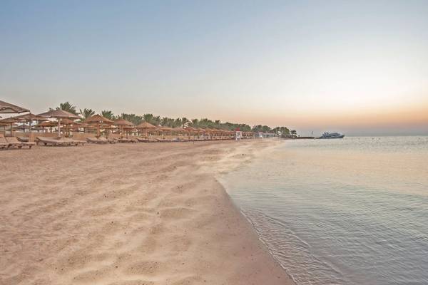 Strand des SUNRISE Royal Makadi Resorts mit Sonnenschirmen und Liegen