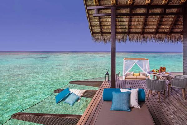 Ueberwasservilla Terrasse im One & Only Reethi Rah mit Blick auf das Meer