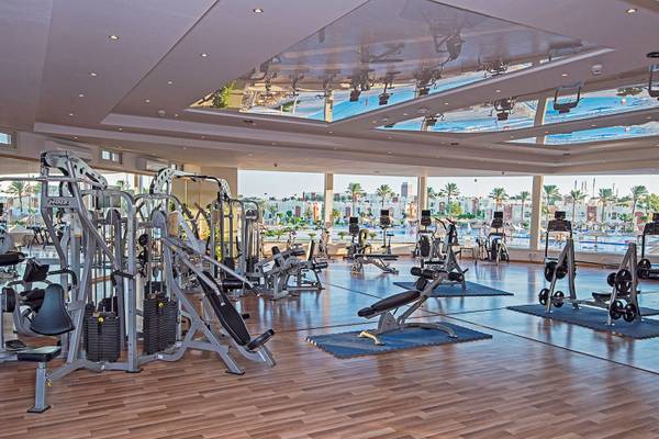 Fitness-Center im Sunrise Royal Makadi Resort mit Blick auf den Pool.