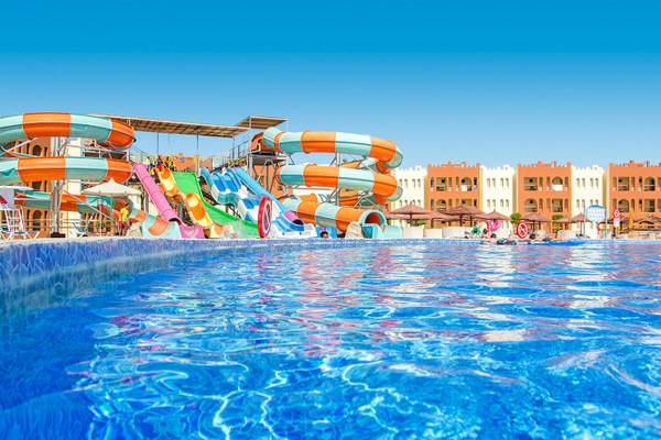Wasserrutsche und Pool im SUNRISE Royal Makadi Resort