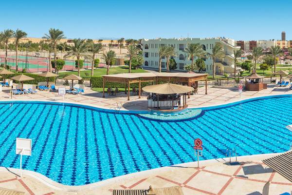Luftaufnahme des Swimmingpools des Sunrise Royal Makadi Resort mit Liegen und Sonnenschirmen.
