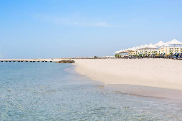 Wyndham Garden Salalah Mirbat Hotel Strand mit Sonnenschirmen und Liegen