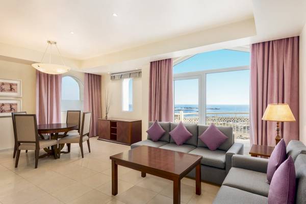 Wohnzimmer im Wyndham Garden Salalah Mirbat Hotel mit Blick auf das Meer
