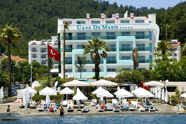 Außenansicht des Casa De Maris Spa & Resort Hotels mit vielen Gästen am Strand