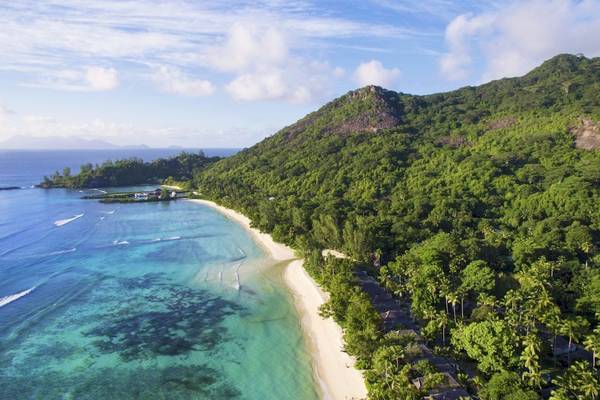 Luftaufnahme des Hilton Seychelles Labriz Resorts & Spa, umgeben von grüner Vegetation und einem weißen Strand.