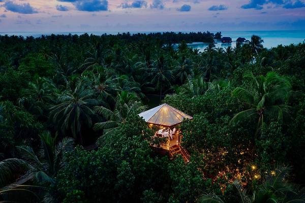 Aussicht auf das One & Only Reethi Rah Hotel von einer Baumhaus-Suite im Dschungel.