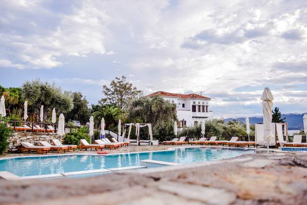 Blick auf den Pool eines Wellnesshotels in Griechenland
