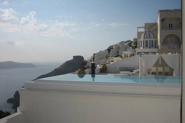 Hotel-Pool mit Blick über die Küste Griechenlands
