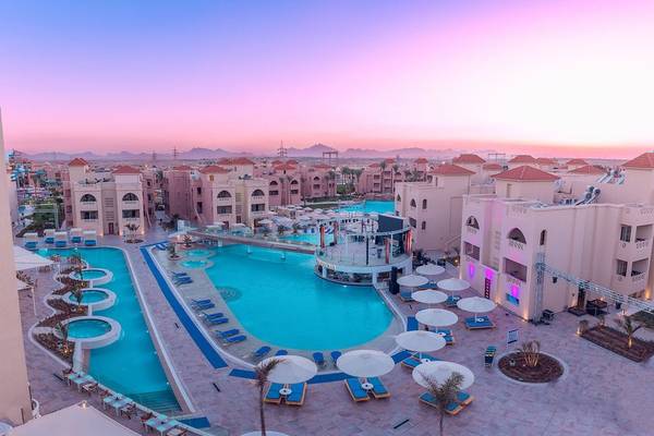 Aussenpools des Pickalbatros Aqua Blu Resort in Hurghada mit blauen Liegestühlen.