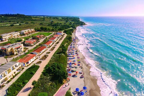 Eurovillage Achilleas Hotel mit Strand und Meer aus der Luft gesehen