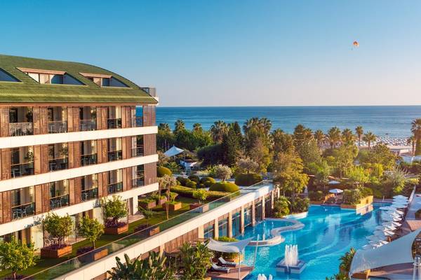 Luftaufnahme des TUI BLUE Side Hotels mit Swimmingpool und Meer im Hintergrund.