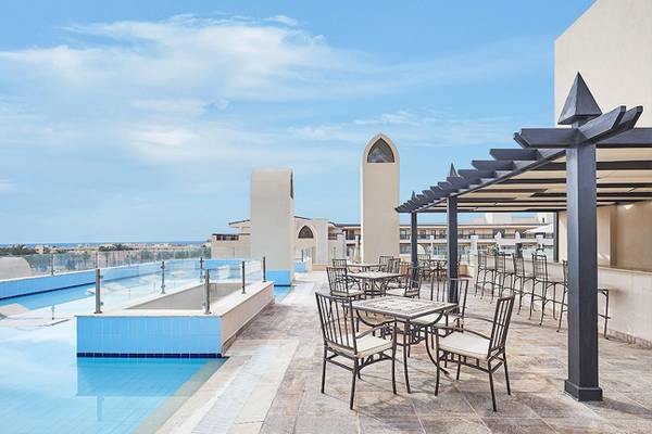 Außenterrasse mit Swimmingpool und Tischen des Steigenberger Aqua Magic Hotels.