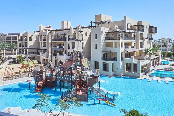 Hotelanlage mit großem Wasserspielplatz und Schwimmbecken vor dem Steigenberger Aqua Magic