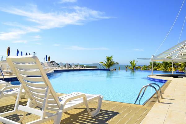 Hotelpool mit Ausblick auf das Meer