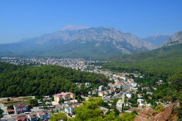 Blick über Kemer und das Gebirge
