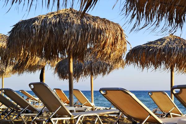 Liegen und Sonnenschirme am Strand von Griechenland