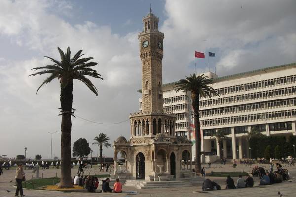Der Uhrenturm auf dem Konak-Platz von Izmir