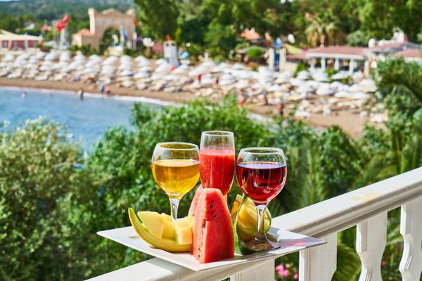 Getränke und Essen beim All-Inclusive in der Türkei