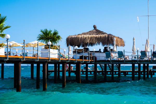 Steg über das Meer im All-Inclusive Türkei-Urlaub