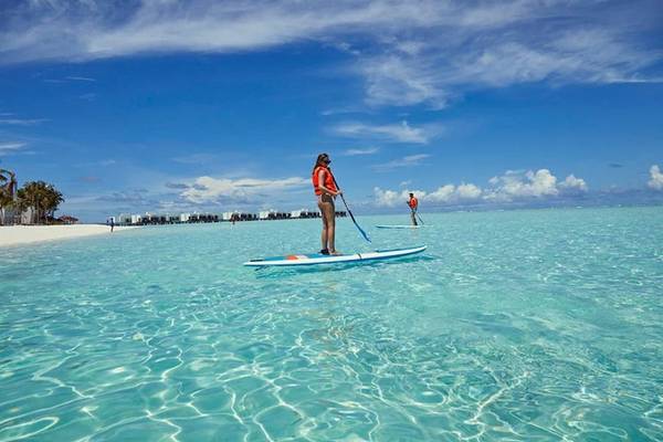 Zwei Personen paddeln auf dem Meer im RIU Atoll Hotel.