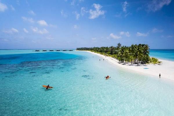 Luftaufnahme des RIU Atoll Hotels mit Blick auf den Strand und das Meer.