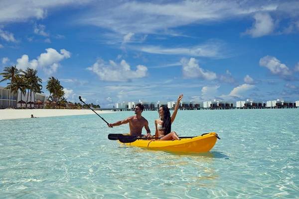 Paar im Kajak am Strand des RIU Atoll Hotels