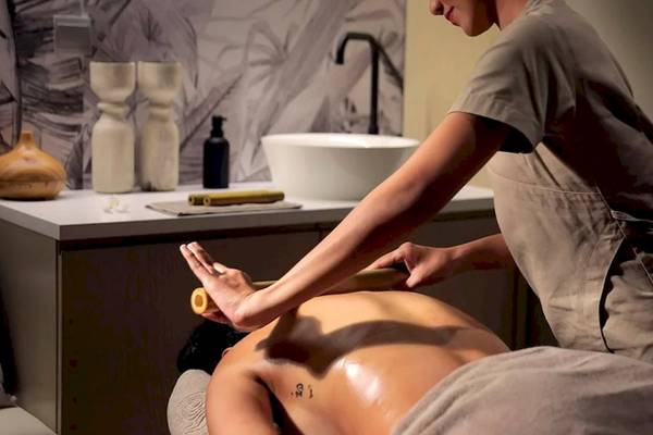 Massage im RIU Atoll Hotel mit einer Frau die einen Mann massiert.