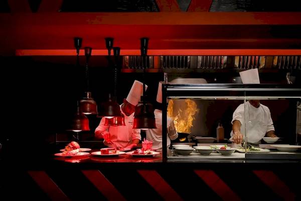 Koche im RIU Atoll Hotel kochen in einer roten Küche