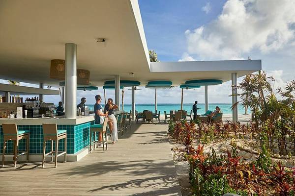 Hotelbar des RIU Atoll Hotels mit Blick auf das Meer