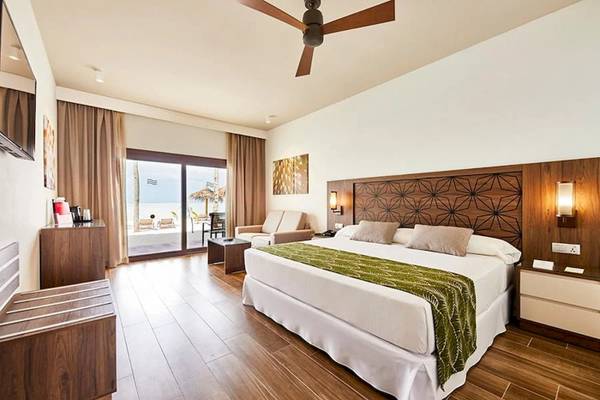 Doppelzimmer mit Balkon im RIU Atoll Hotel, Strandblick.