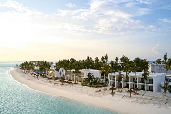 Luftaufnahme des RIU Atoll Resorts mit weißen Gebäuden und Palmen am Strand