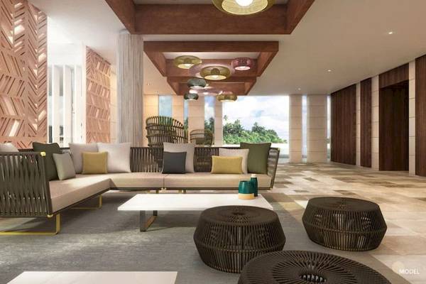 RIU Atoll Hotellobby mit Couch, Tischen und Lampen.