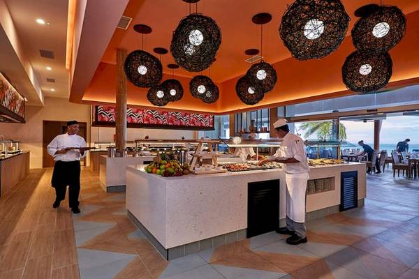 Buffet und Restaurant in Riu Atoll Hotel
