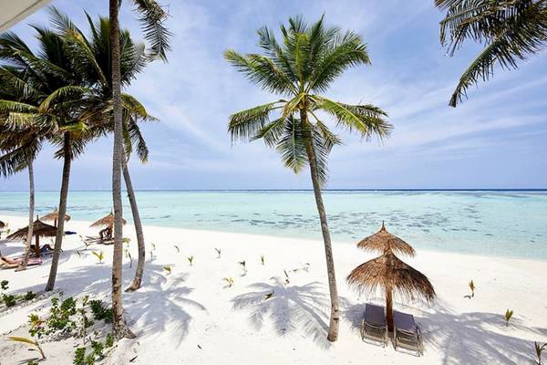 RIU Atoll Hotels mit Wasservillen und türkisfarbenem Wasser
