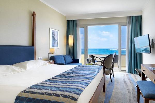 Hotelzimmer von Alexander The Great mit Meerblick und modernen Möbeln.