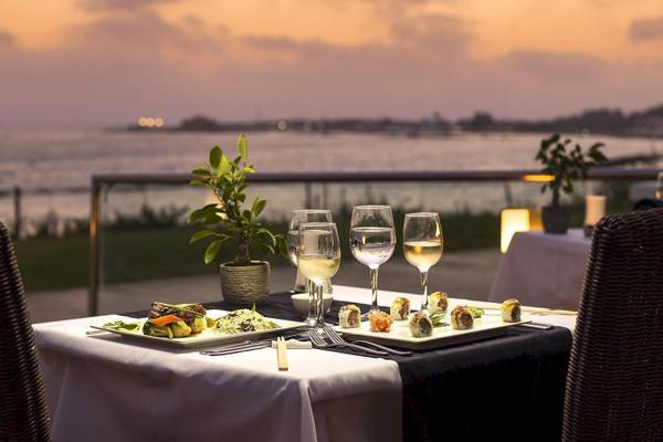 Abendessen auf der Terrasse im Alexander The Great Hotel mit Blick auf das Meer.