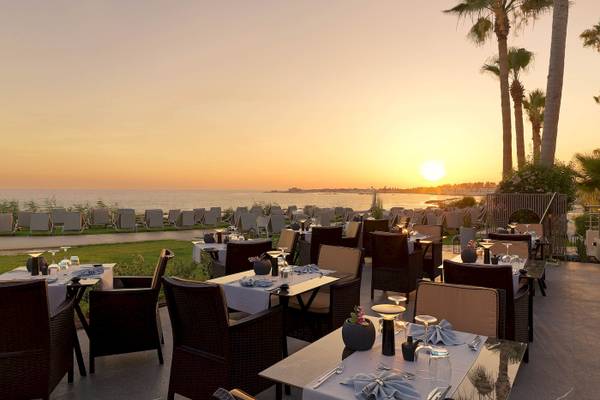 Alexander The Great Hotel Terrasse mit Meerblick am Sonnenuntergang