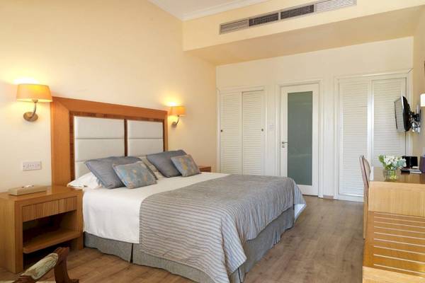 Doppelzimmer im Alexander The Great Hotel mit Doppelbett und modernen Möbeln.