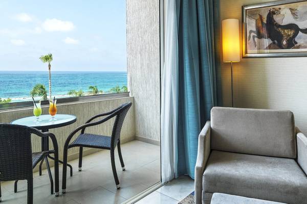 Balkon des Alexander The Great Hotels mit Blick auf das Meer.