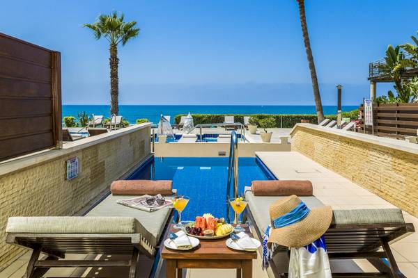 Alexander The Great Hotel Pool Terrasse mit Blick auf das Meer und Obstteller auf einem Tisch