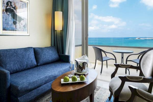 Balkon des Alexander The Great Hotels mit Blick auf das Meer.