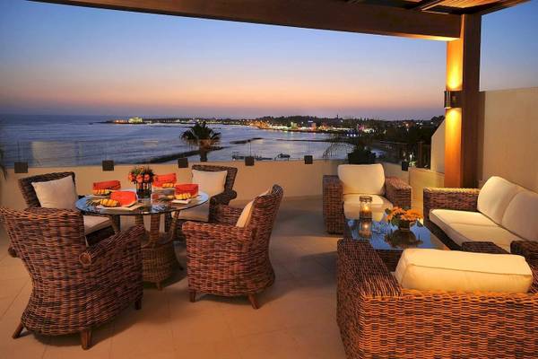 Alexander The Great Hotel Terrasse mit Blick auf das Meer bei Sonnenuntergang