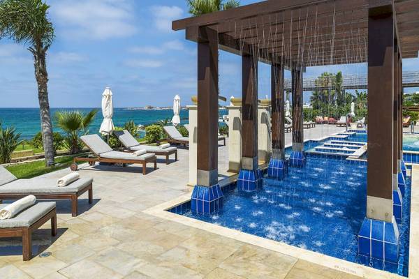Außenpool im Alexander The Great Hotel mit blauer Wasserfläche und Wasserfontänen