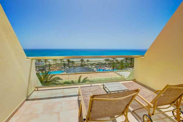 Terrasse des SBH Hotel Costa Calma Palace mit Blick auf das Meer und den Strand.