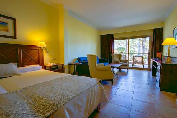 Hotelzimmer im SBH Hotel Costa Calma Palace mit Bett, Wohnzimmer und Balkon.